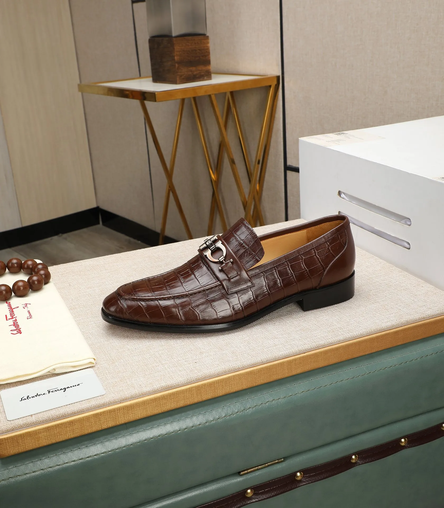 Men's shoes 💰540📛📛(water-dyed cowhide) Salvatore Ferragamo high-end (Salvatore Ferragamo) is the world's top luxury footwear brand. It comes from the fashion kingdom of Italy and is famous all over the world for its traditional handmade design and novel styles...🚶🏻🚶🏻New suit shoes are available simultaneously at the counter. This model is purely handmade. The fabric is imported from Italy's original first-layer cowhide. Soft water-dyed cowhide lining. Original authentic outsole🌀🌀Size: 38➖44 (45 customized)